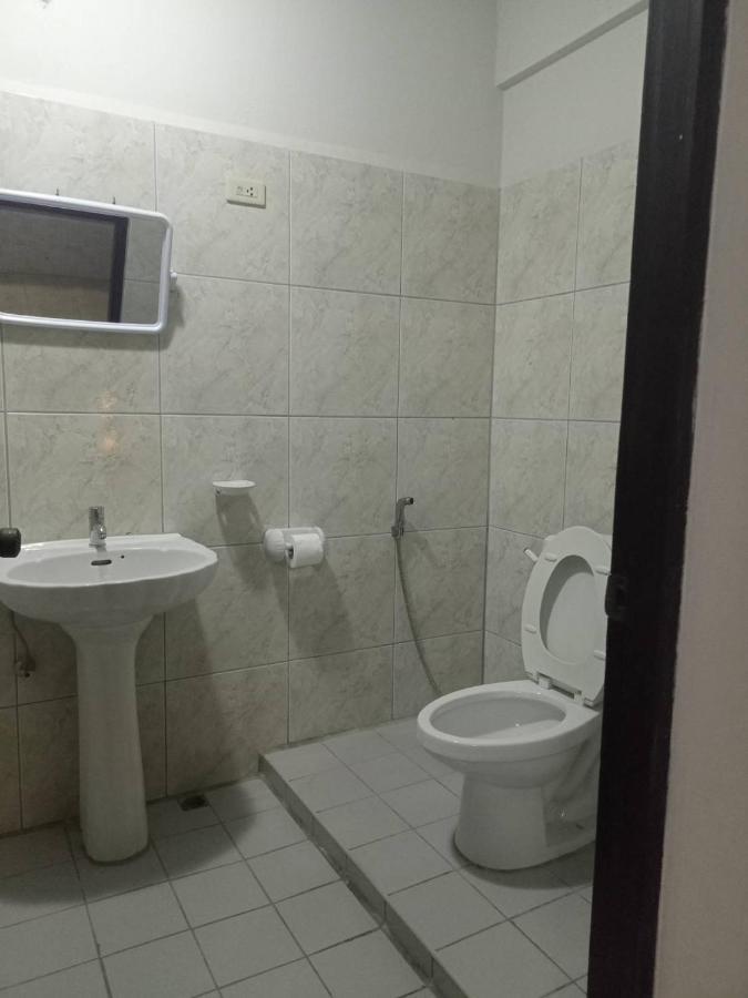 Pluemchai Guesthouse Praia de Jomtien Exterior foto