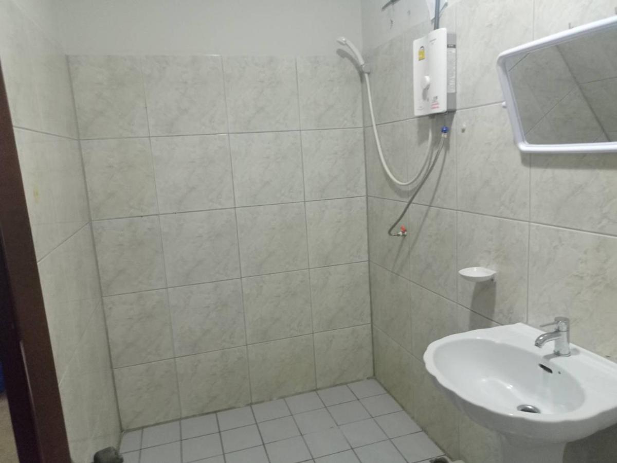Pluemchai Guesthouse Praia de Jomtien Exterior foto