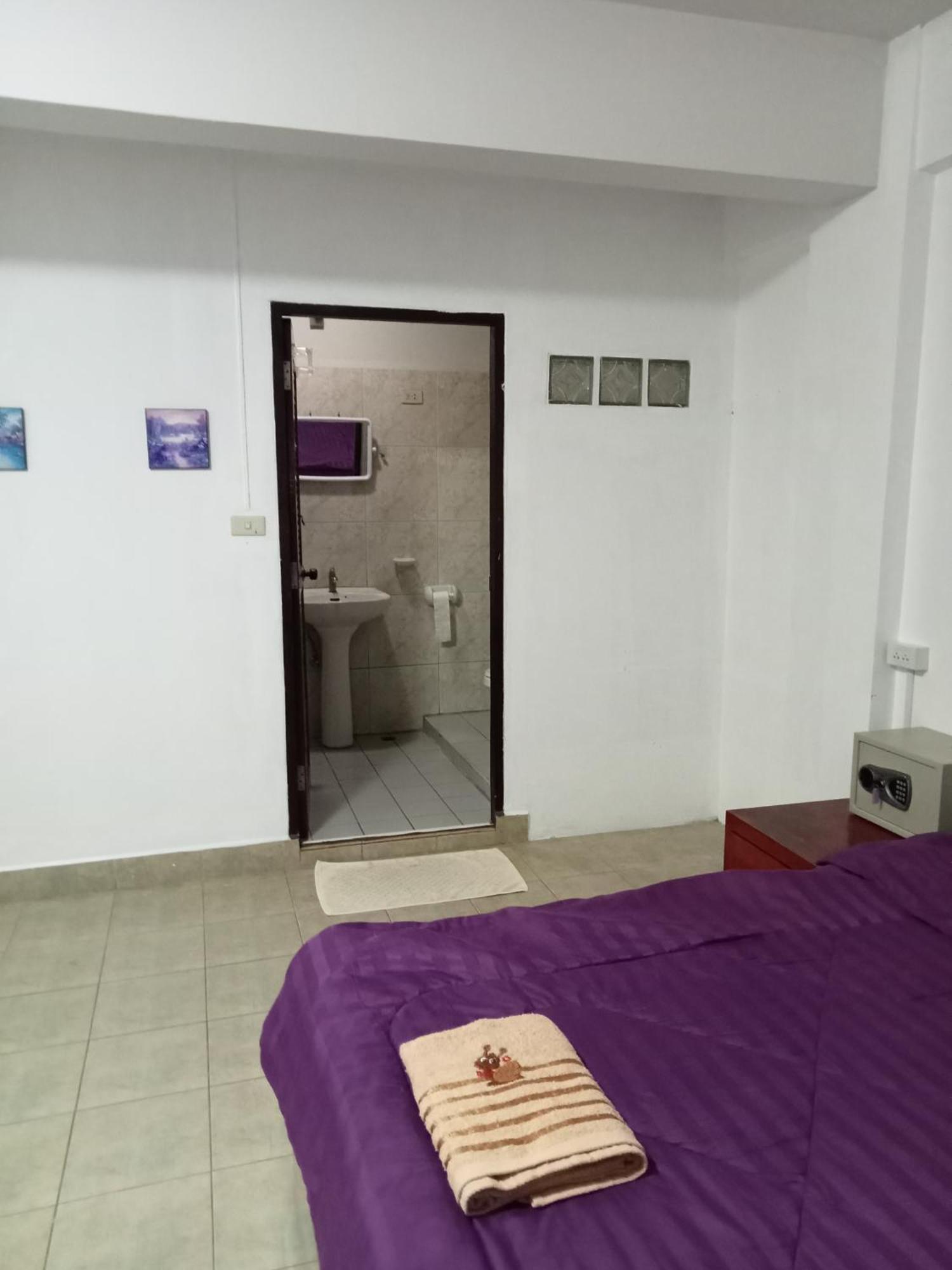Pluemchai Guesthouse Praia de Jomtien Exterior foto