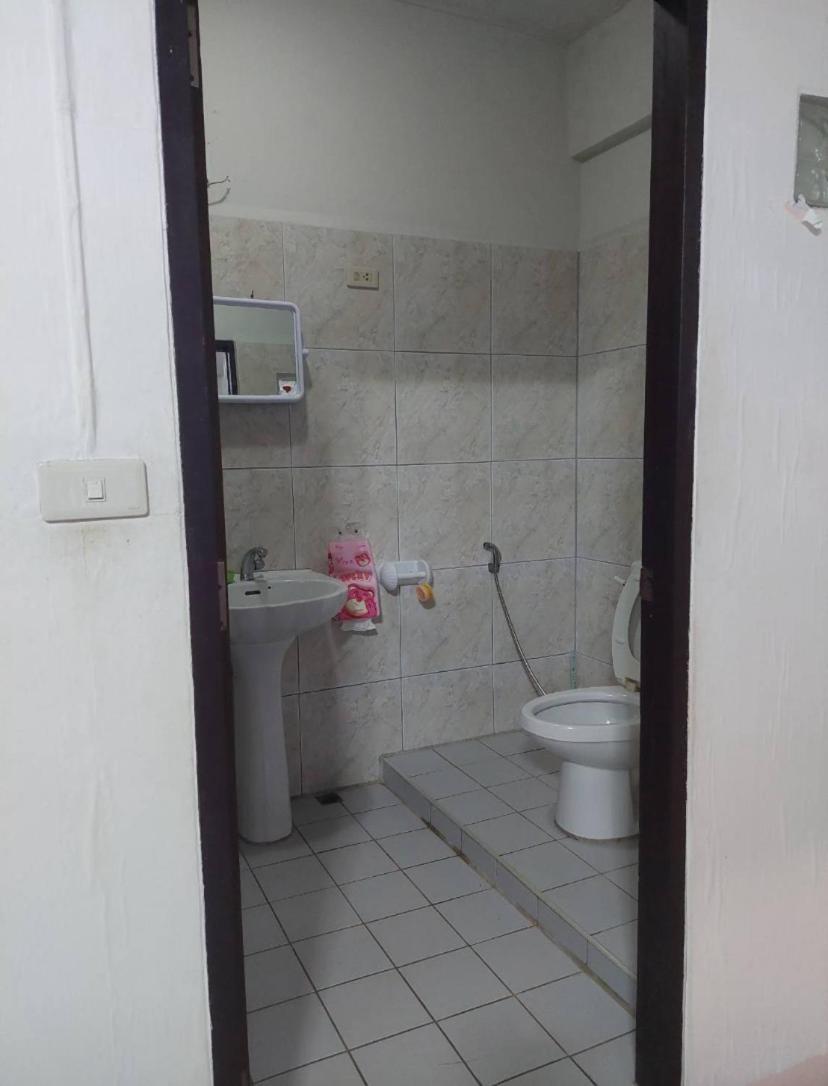 Pluemchai Guesthouse Praia de Jomtien Exterior foto
