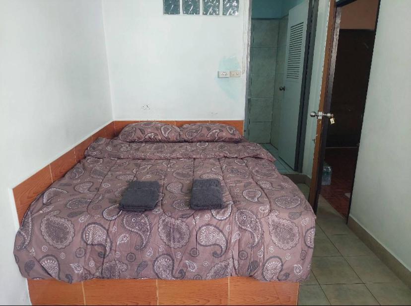 Pluemchai Guesthouse Praia de Jomtien Exterior foto