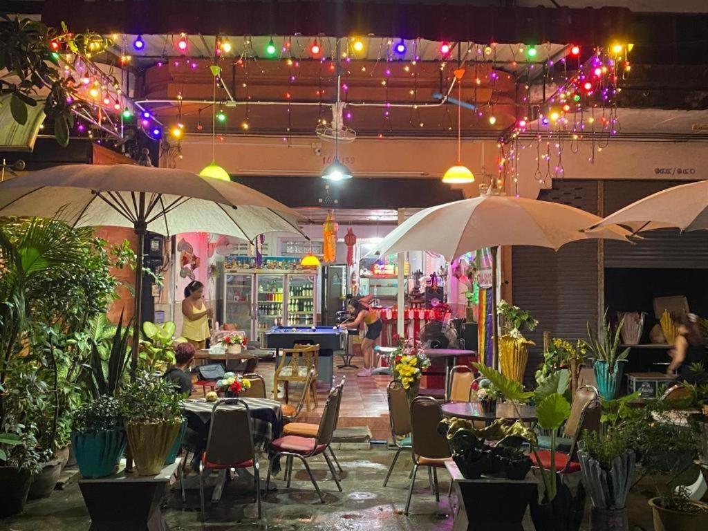 Pluemchai Guesthouse Praia de Jomtien Exterior foto