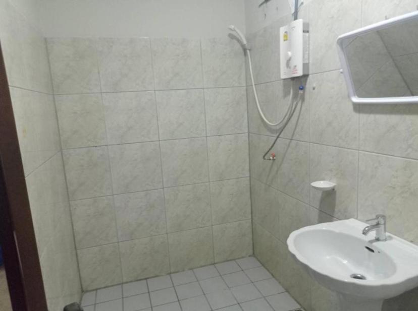 Pluemchai Guesthouse Praia de Jomtien Exterior foto